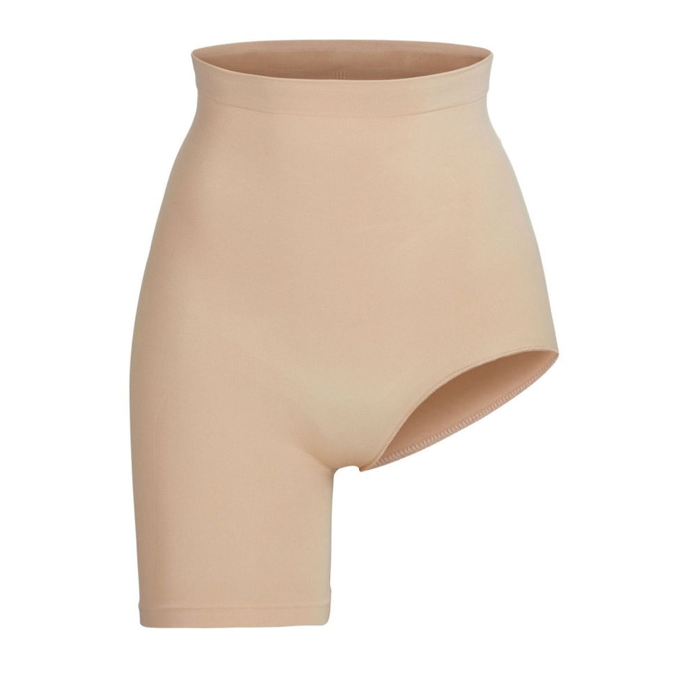SKIMS SEAMLESS SCULPT SOLUTION SHORT RIGHT LEG EXPOSED